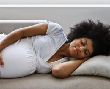 क्या मैं अपनी पीठ पर और कितनी देर तक गर्भवती महिलाओं के साथ सो सकता हूँ?