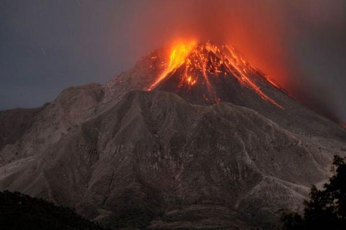 ज्वालामुखी के विस्फोट का कारण क्या है?