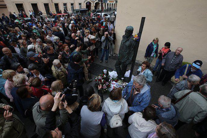 लेखक की 75 वीं वर्षगांठ पर सेंट पीटर्सबर्ग में Dovlatova स्मारक खोला