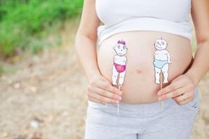 बच्चे के लिंग का निर्धारण: एक लड़के और लड़की के रूप में गर्भावस्था के लक्षण